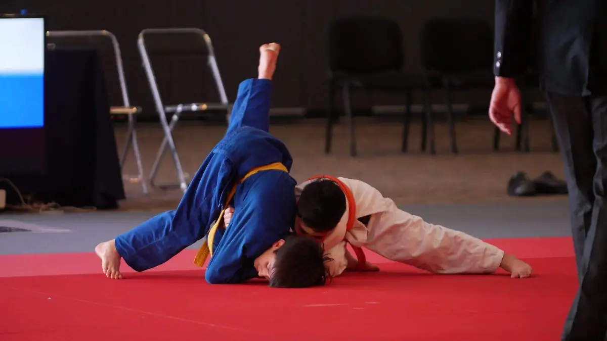 Niños en competencia de Judo